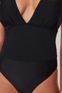 TRENDYOLMİLLA Black Derin Dekolteli Gipelli Normal Hem Swimsuit - Image 5