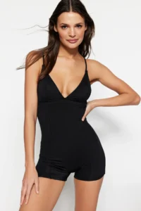 TRENDYOLMİLLA Black Low-cut back V-neck Shorts Basic Swimsuit