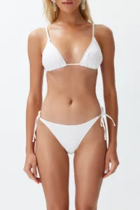 TRENDYOLMİLLA White textured Triangle tied up Regular Waist Regular Bikini Set - Image 5