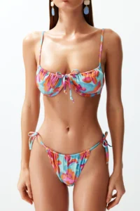 TRENDYOLMİLLA Floral Patterned Balconet Tunnelled Regular Bikini Set - Image 5