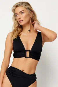 TRENDYOLMİLLA Black with accessories Triangle Covered Bikini Top