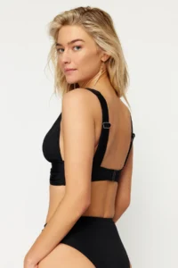 TRENDYOLMİLLA Black with accessories Triangle Covered Bikini Top - Image 4