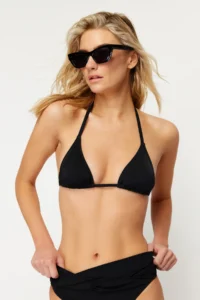 TRENDYOLMİLLA Black Triangle Covered Basic Bikini Top