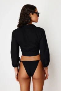 TRENDYOLMİLLA Black Weaving Beach Crop Blouse - Image 12