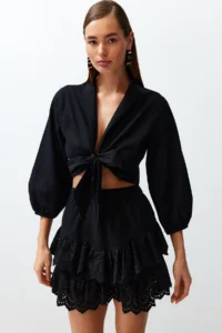 TRENDYOLMİLLA Black Weaving Beach Crop Blouse - Image 2