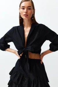 TRENDYOLMİLLA Black Weaving Beach Crop Blouse - Image 3