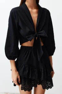 TRENDYOLMİLLA Black Weaving Beach Crop Blouse - Image 5