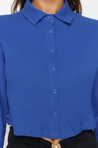 TRENDYOLMİLLA Saks Blue Weaving 100% Cotton Beach Crop Shirt - Image 5