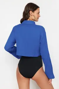 TRENDYOLMİLLA Saks Blue Weaving 100% Cotton Beach Crop Shirt - Image 6