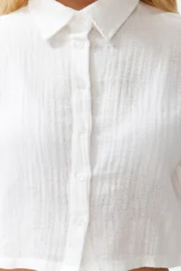 TRENDYOLMİLLA White Weaving 100% Cotton Beach Crop Shirt - Image 3