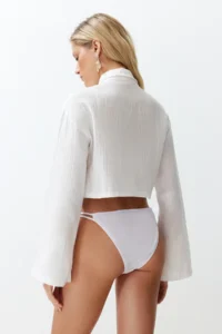 TRENDYOLMİLLA White Weaving 100% Cotton Beach Crop Shirt - Image 5