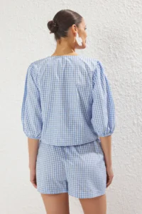 TRENDYOLMİLLA Mavi Plaid Weaving Binding Detailed Beach Blouse-Shorts Set - Image 4