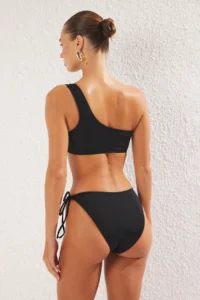 TRENDYOLMİLLA Black with accessories One Shoulder Covered Regular Regular Waist Bikini Set - Image 4