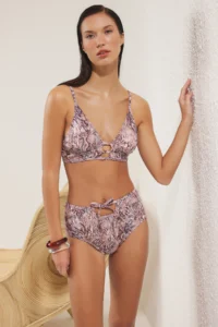 TRENDYOLMİLLA Batik Patterned Cut Out/Window Detailed Triangle Covered Regular High Waist Bikini Set - Image 2