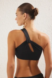 TRENDYOLMİLLA Black Cut Out/Window Detailed One Shoulder Covered Bikini Top - Image 4