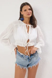 TRENDYOLMİLLA Ecru Weaving Shirred Beach Crop Blouse