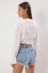 TRENDYOLMİLLA Ecru Weaving Shirred Beach Crop Blouse - Image 4