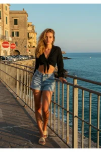 TRENDYOLMİLLA Black Weaving Beach Crop Blouse