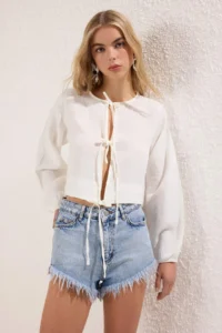 TRENDYOLMİLLA Ecru Weaving Binding Detailed 100% Linen Beach Crop Shirt - Image 2