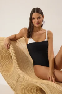TRENDYOLMİLLA Black Color Bloklu V-neck Covered Regular Swimsuit - Image 2