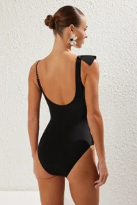 TRENDYOLMİLLA Black with flywheel V-neck Covered Regular Swimsuit - Image 5