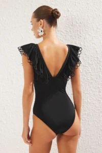 TRENDYOLMİLLA Black with flywheel V-neck Covered Regular Swimsuit - Image 4