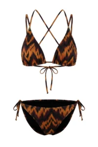 TRENDYOLMİLLA Batik Patterned Triangle Covered with accessories Low Waist Regular Bikini Set - Image 6
