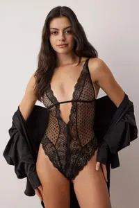 TRENDYOLMİLLA Black Tulle Fitted Polka Dot Bodysuit .D.00021