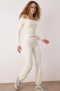 TRENDYOLMİLLA Ecru Soft Brushed Material Strap Detailed with Inside Pad Sports Knitting Top/Blouse - Image 2