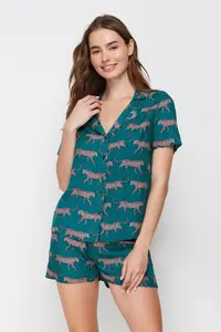 TRENDYOLMİLLA Emerald Green Patterned Viscose OF shorts Weaving Pajama Set