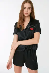 TRENDYOLMİLLA Black Strawberry and Slogan Embroidered Satin OF shorts Weaving Pajama Set - Image 3