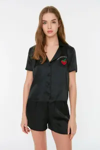 TRENDYOLMİLLA Black Strawberry and Slogan Embroidered Satin OF shorts Weaving Pajama Set - Image 4