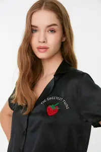 TRENDYOLMİLLA Black Strawberry and Slogan Embroidered Satin OF shorts Weaving Pajama Set - Image 5
