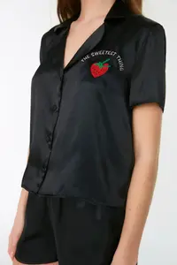 TRENDYOLMİLLA Black Strawberry and Slogan Embroidered Satin OF shorts Weaving Pajama Set - Image 6