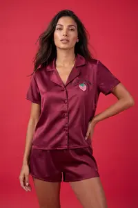 TRENDYOLMİLLA Burgundy Strawberry and Slogan Embroidered Satin OF shorts Weaving Pajama Set