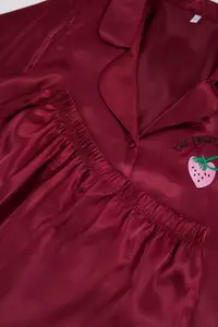 TRENDYOLMİLLA Burgundy Strawberry and Slogan Embroidered Satin OF shorts Weaving Pajama Set - Image 6