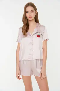 TRENDYOLMİLLA Powder Pink Strawberry and Slogan Embroidered Satin OF shorts Weaving Pajama Set - Image 4