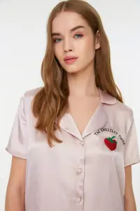 TRENDYOLMİLLA Powder Pink Strawberry and Slogan Embroidered Satin OF shorts Weaving Pajama Set - Image 5