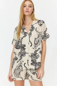 TRENDYOLMİLLA Cream Kaplan Patterned Viscose OF shorts Weaving Pajama Set - Image 3
