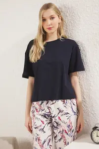 TRENDYOLMİLLA Navy Blue 100% Cotton Floral T-Shirt & Capri Knitting Pajama Set - Image 2