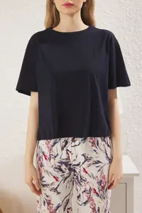 TRENDYOLMİLLA Navy Blue 100% Cotton Floral T-Shirt & Capri Knitting Pajama Set - Image 3