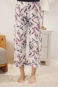 TRENDYOLMİLLA Navy Blue 100% Cotton Floral T-Shirt & Capri Knitting Pajama Set - Image 4