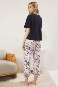 TRENDYOLMİLLA Navy Blue 100% Cotton Floral T-Shirt & Capri Knitting Pajama Set - Image 5