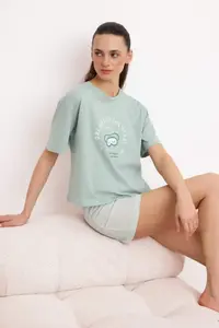 TRENDYOLMİLLA Green 100% Cotton Striped Slogan Printed Uyku Banded OF shorts Knitting Pajama Set - Image 2