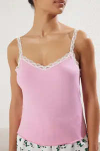TRENDYOLMİLLA Pink Lace Detailed Sleeveless Top& flower patterned OF shorts Knitting Pajama Set - Image 3