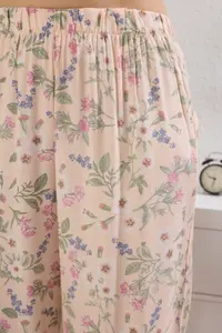 TRENDYOLMİLLA Ecru Floral Lace Detailed Viscose Knitting Pajama Set - Image 5
