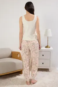 TRENDYOLMİLLA Ecru Floral Lace Detailed Viscose Knitting Pajama Set - Image 6