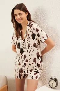 TRENDYOLMİLLA Multicolored Hayvan Patterned Viscose OF shorts Weaving Pajama Set - Image 4