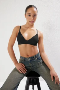 TRENDYOLMİLLA Black seamless/Seamless Without underwire Covered Triangle Sleeveless Knitting Bra