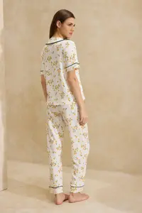 TRENDYOLMİLLA White Floral Piped Crepe textured Knitting Pajama Set - Image 4